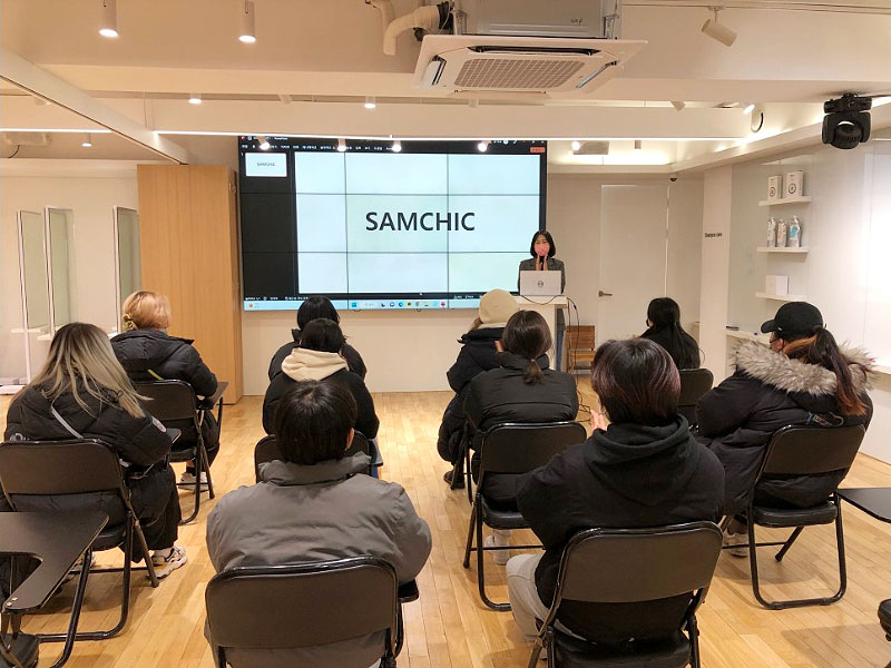 서울호서직업전문학교 헤어디자인과정 학생들이 쌤시크 블랙에서 세미나를 듣고 있다.