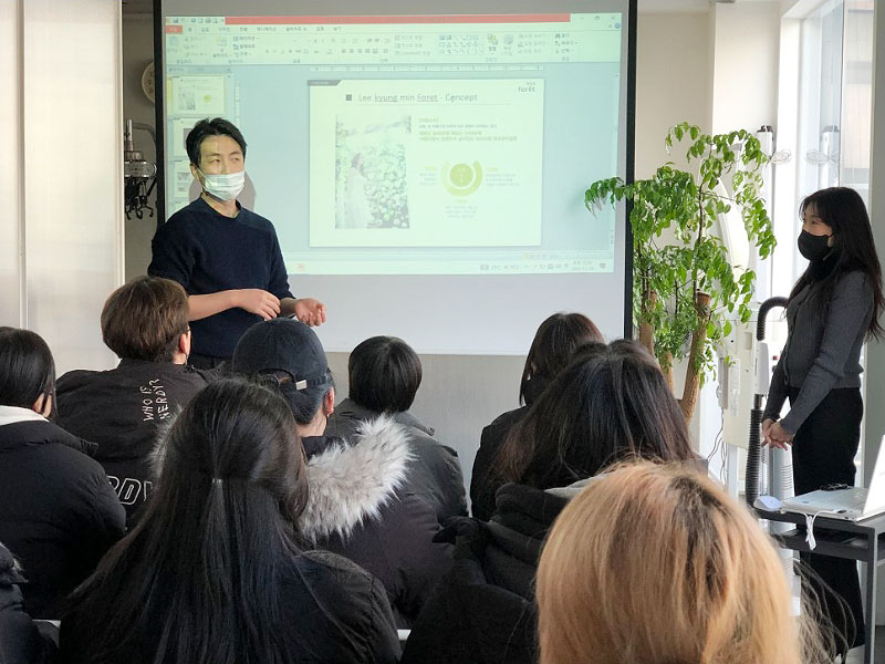 울호서직업전문학교 헤어디자인과정 학생들이 이경민 포레 청담점 세미나를 듣고 있다.