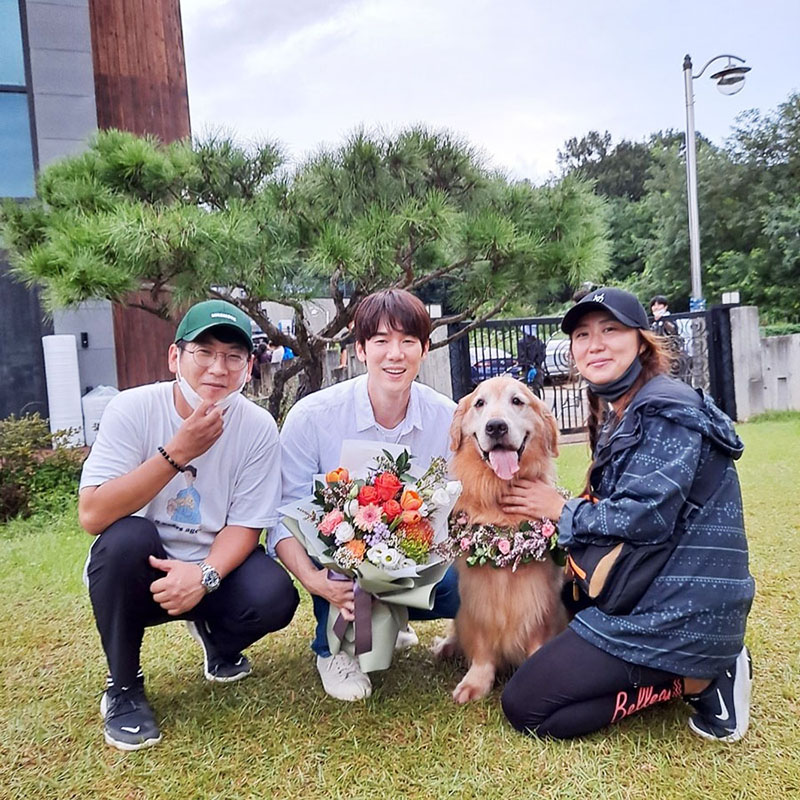 영화 멍뭉이 주연 유연석 배우와 주연 동물 루니 그리고 동물 연기 지도 및 동물 총괄을 담당한 서울호서 바련동물계열 권순호 교수가 함께 사진 좔영